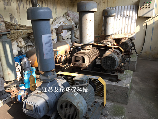 污水處理用龍鐵羅茨鼓風(fēng)機(jī).jpg 污水處理用龍鐵羅茨鼓風(fēng)機(jī).jpg